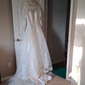 Elegant Long-Sleeve Lace Wedding Dress in Ivory